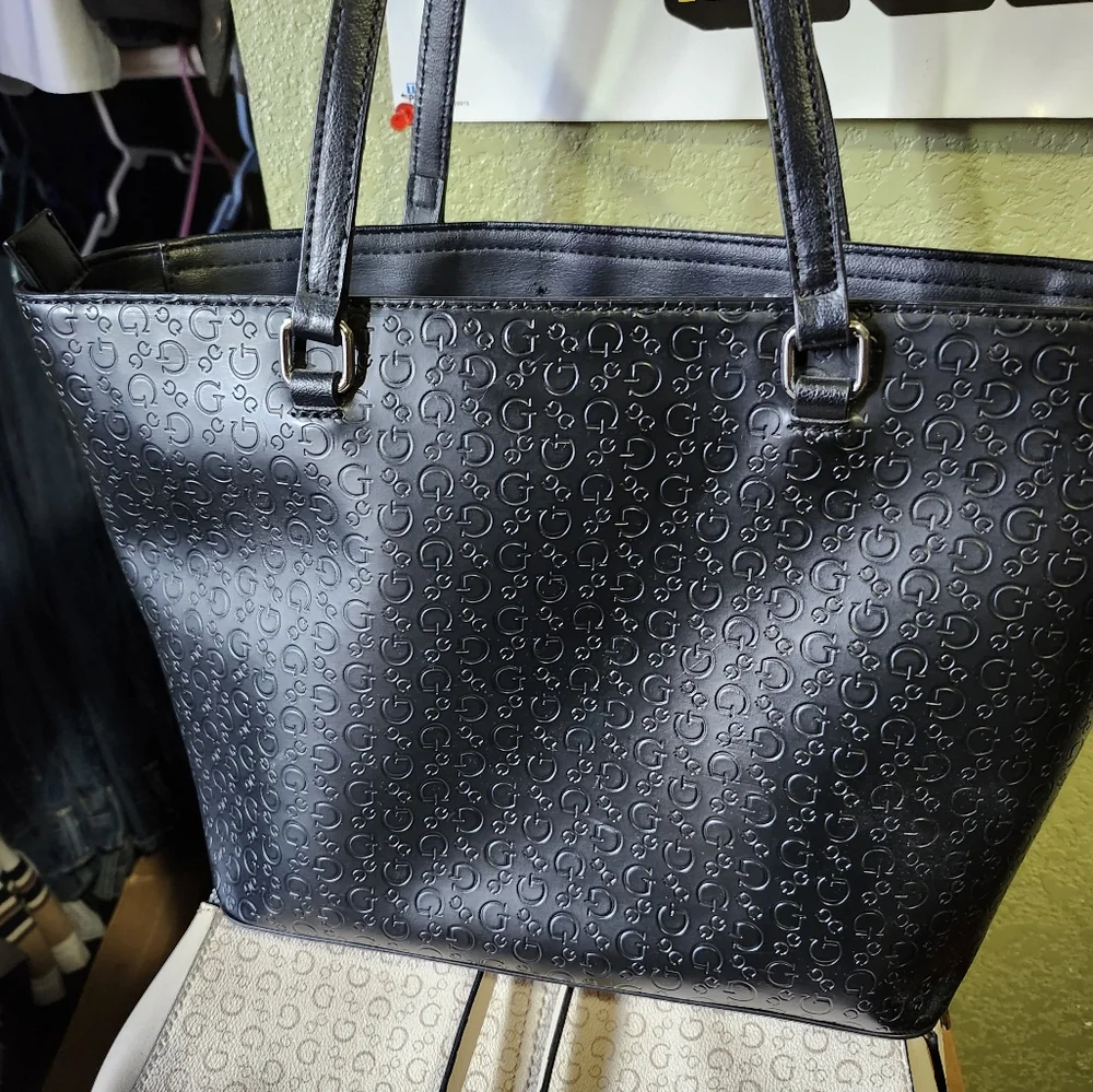 Guess purse - Picture 2 of 3